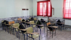 کلاس خالی درس با کوله پشتی روی صندلی‌ها