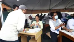 सर्वोच्च अदालतको परिसरमा पाल टाँगेर काम गरिँदै