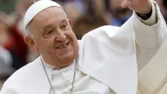 教宗方濟各在梵蒂岡聖伯多祿廣場向信眾揮手（20/11/2024）