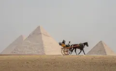 이집트가 4500년 전 세운 피라미드의 외벽을 화강암으로 재포장하는 공사를 진행해 논란이 일고 있다