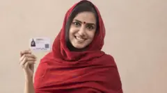 పాన్ కార్డ్ చూపిస్తున్న మహిళ