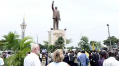 Des personnes assistent à une cérémonie en l'honneur de l'ancien président congolais Patrice Lumumba devant sa statue à Limete, Kinshasa, à l'occasion du 42e anniversaire de sa mort, le 17 janvier 2013. 