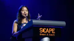 ဆုလက်ခံယူတဲ့ စင်မြင့်ပေါ်က ဒါရိုက်တာ ကျော်ရွှန်းလဲ့ရည်