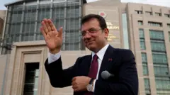 Экрем Имамоглу приветствует своих сторонников. Стамбул, апрель 2024 года