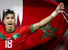 Un joueur marocain brandissant le drapeau national.