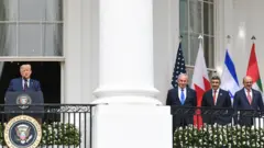Shugaban Amurka Donald Trump tare da Firaministan Isra'ila Benjamin Netanyahu da Ministan Harkokin Wajen UAE Abdullah bin Zayed Al Nahyan da Ministan Harkokin Wajen Bahrain Abdullatif Al Zayani kafin sa hannu a yarjejeniyar Abraham