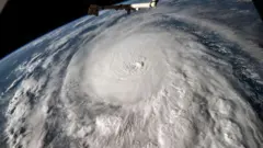 Nesta imagem da NASA, o furacão Milton, uma tempestade91 betsCategoria 5 no momento desta fotografia, é visto no Golfo do México, ao largo da costa da Península91 betsYucatán,91 bets891 betsoutubro91 bets2024, capturado da Estação Espacial Internacional enquanto orbitava a 257 milhas91 betsaltitude.