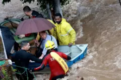 Bombeiros e outras pessoas resgatam uma mulher idosacassino com saque pixum barcocassino com saque pixuma região alagada