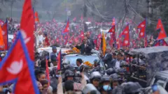 ज्ञानेन्द्र शाहको समर्थनमा देखिएको भिड
