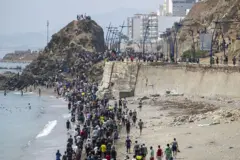 مهاجرون غير نظاميين، معظمهم من الشبان، يسيرون بعدما تمكنوا من دخول مدينة سبتة الخاضعة للإدارة الإسبانية.