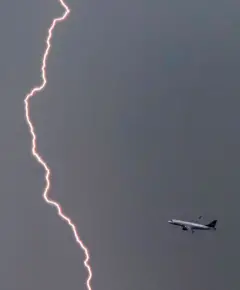 Raio perto de avião que decolou no aeroporto de Logan