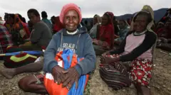 Bantuan berupa sembako, beras, kasur lipat, genset listrik, makanan, perlengkapan keluarga hingga mainan anak-anak itu diberikan langsung kepada warga Papua yang terdampak bencana kekeringan.