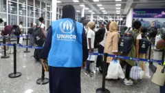 Itsinda ry'abasaba ubuhungiro ubwo bari bageze ku kibuga mpuzamahanga cy'indege cy'i Kigali, mu ijoro ryo ku wa kane rishyira ku wa gatanu