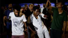 ራጃፓክሳ ስልጣን መልቀቃቸው ከተገለጸ በኋላ ሲሪላንካውያን ደስታቸውን ለመግለጽ አደባባይ ወጥተዋል.