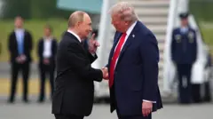 استقبال الرئيس الأمريكي دونالد ترامب لنظيره الروسي فلاديمير بوتين قبل القمة في ألاسكا وهما يتصافحان.