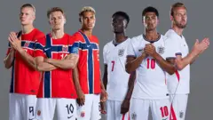 Norveç ve İngiltere milli takımlarından üçer futbolcu yan yana poz veriyor