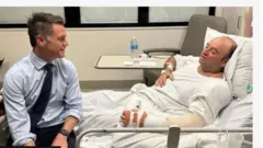 Ahmed al Ahmed, akọni to gba ibọn lọwọ baba to n yinbọn, Sajid Akram, ree lori ibusun nileewosan, Chris Minns, Olootu ẹkun Wales to ṣabẹwo si i lo jokoo niwaju rẹ.