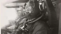La tripulación del Apolo 8 en entrenamiento. Se los ve en sus asientos con los cinturones abrochados.