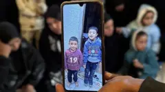 Foto de Fadi y Juma Abu Assi en un celular.