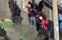 ویدیوی منتشر شده روز ۹ دی ۱۴۰۴ از اعتراضات امروز در تهران، بازداشت دست‌کم ۱۱ نفر را در خیابان صابونیان، حوالی میدان شوش تهران نشان می‌دهد.