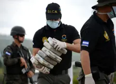 Agentes de la Policía Antinarcóticos y Militar preparan todo para la incineración de más de 200 kilos de cocaína incautada en el sur de Honduras, cerca de la frontera con Nicaragua, en las afueras de Tegucigalpa el 5 de agosto de 2016. (Foto: ORLANDO SIERRA/AFP vía Getty Images)