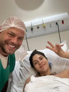 Lais e seu marido no hospital após o nascimento de Miguel