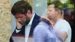 얼굴을 감싸 쥔 빈센트 장브론 시장