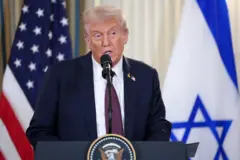 رئيس الولايات المتحدة دونالد ترامب يتحدث خلال مؤتمر صحفي مشترك مع رئيس الوزراء الإسرائيلي بنيامين نتنياهو خلال إعلان مقترح إنهاء الحرب في غزة في واشنطن، 29 سبتمبر 2025.
