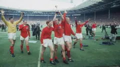 Jogadores da seleção inglesa comemoram no Estádio de Wembley em 1966