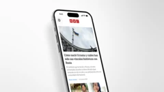 Celular donde en la pantalla se ve la nueva aplicación de BBC Mundo
