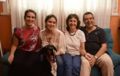 Florencia Salgueiro, a segunda da esquerda para a direita, com a irmã, os pais e o mascote da família.