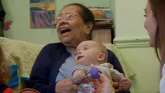 starija žena i beba u domu za stare 