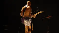 Justin Bieber tocou guitarra usando apenas cuecas