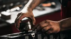 Mãos com um pistão