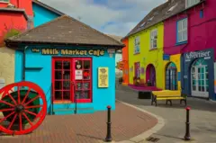 Rua com casas e lojas coloridas em Kinsale, na República da Irlanda