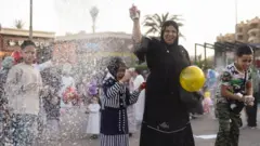 احتفال بعيد الفطر بعد أداء الصلاة في مسجد في القاهرة