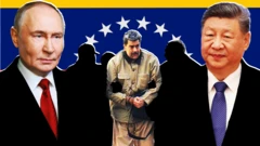 Imagem composta com Nicolás Maduro no centro, algemado e escoltado por agentes dos Estados Unidos. Vladimir Putin aparece à esquerda, com terno escuro e gravata vermelha, olhando para a frente. Xi Jinping está à direita, com terno escuro e gravata azul, olhando para a frente. O pano de fundo é uma bandeira da Venezuela.