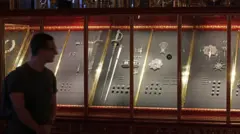 Exibição de uma coleção de artefatos históricos em exposição no museu da Abóbada Verde, em Dresden (Alemanha), incluindo espadas, joias decorativas e outros objetos ornamentais