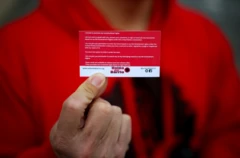 Mão de Ron Gochez segurando um 'cartão vermelho'. REUTERS/Daniel Cole