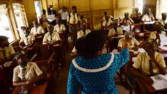 Olukọ ati awọn akẹkọọ nile ẹkọ wọn