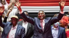 የፈጥኖ ደራሽ ኃይል ምክትል አዛዥ አብድል ራሂም ዳጋሎ እና የሱዳን ህዝብ ነጻነት ንቅናቄ - በሰሜን ቡድን መሪ አብደላዚዝ አል ሂሉም እጆቻቸውን እያውለበለቡ