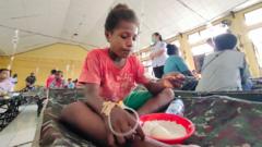 Ratusan pelajar di Papua keracunan MBG – 'Ini seperti kasih makan binatang dalam kandang'