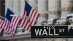 Dhaabbileen Wall Street daafaa ergaa hojjattootaan doolaara bil. 1.8 adabaman