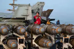 27 फरवरी 2026 को अरब सागर में तैनात निमिट्ज़-कैटेगरी के विमानवाहक पोत यूएसएस अब्राहम लिंकन (सीवीएन 72) के फ्लाइट डेक पर अमेरिकी नाविक हथियारों को ट्रांसफ़र करते हुए.