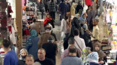 مردم در حال عبور از کنار مغازه‌های بازار بزرگ تهران، ایران، ۲۱ آوریل ۲۰۲۵. در حالی که کشور با بحران اقتصادی روبرو است، ایرانیان امیدوارند که توافق بین ایران و آمریکا بتواند به لغو تحریم‌ها و بهبود اقتصاد کمک کند.
بازار بزرگ تهران، ایران