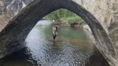 Evie no rio Ogmore, debaixo de uma ponte