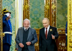 Lula e Putin chegando a uma sala em Moscou