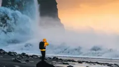 Pessoa explorando uma costa