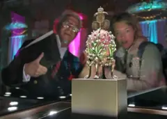 Deux individus oberservent un oeuf de Fabergé