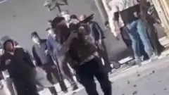 ی﻿ک مامور مسلح جمهوری اسلامی ایران در کنار درجه دار نیروی انتظامی در حال شلیک مستقیم به سوی معترضان است